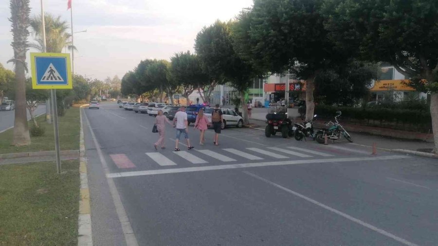 Yaya Geçidinde Motosikletin Çarptığı Polonyalı Turistler Yaralandı