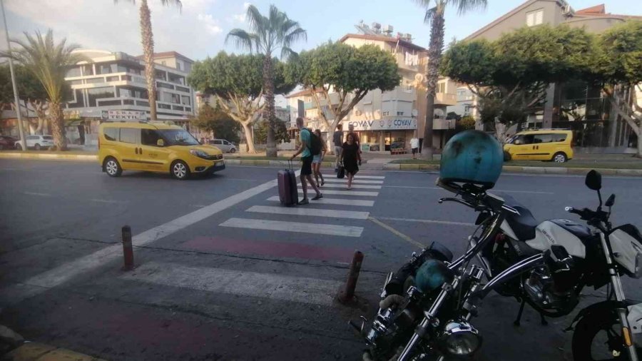 Yaya Geçidinde Motosikletin Çarptığı Polonyalı Turistler Yaralandı