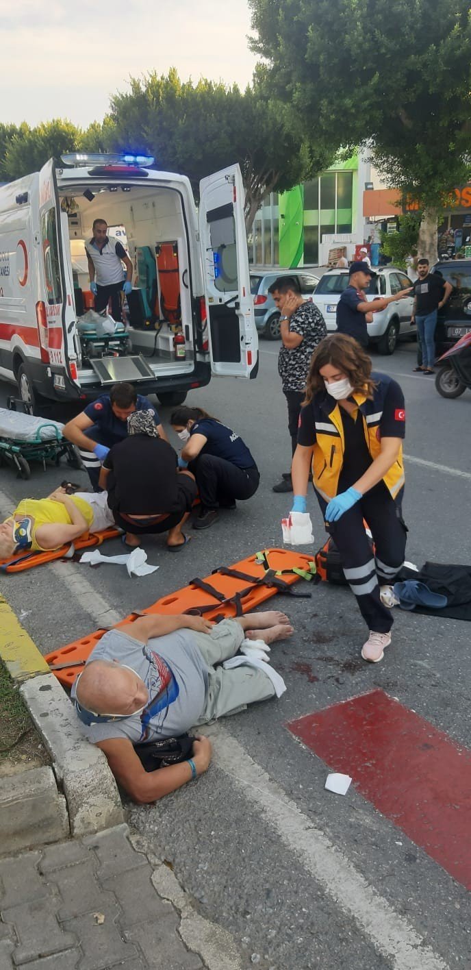 Yaya Geçidinde Motosikletin Çarptığı Polonyalı Turistler Yaralandı