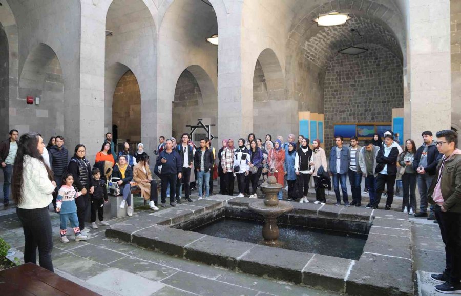 Erü’ye Yeni Kayıt Yaptıran Öğrencilere ‘kayseri Kültür Yolu Turu’ Düzenlendi