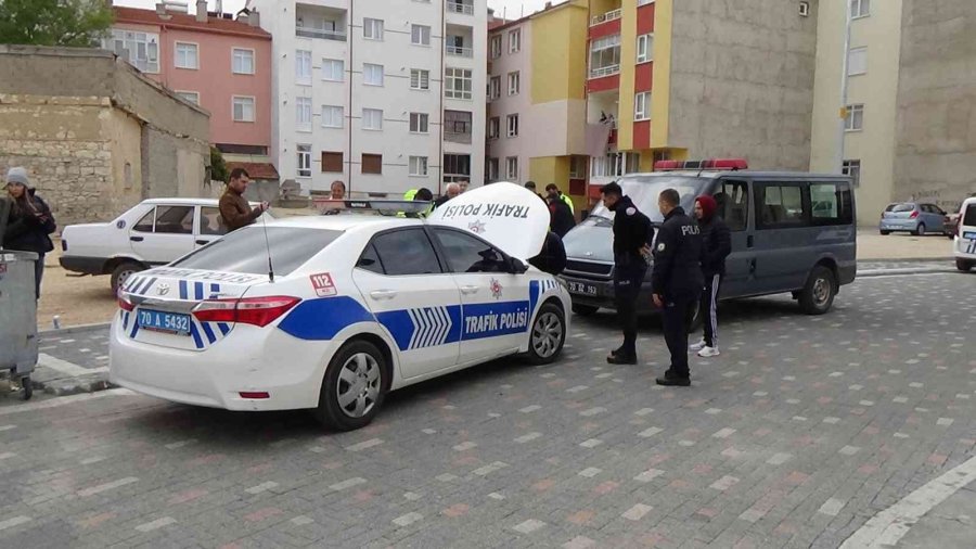 Otomobile Ve Polis Aracının Motoruna Giren Kediyi Çıkartmak İçin Seferber Oldular