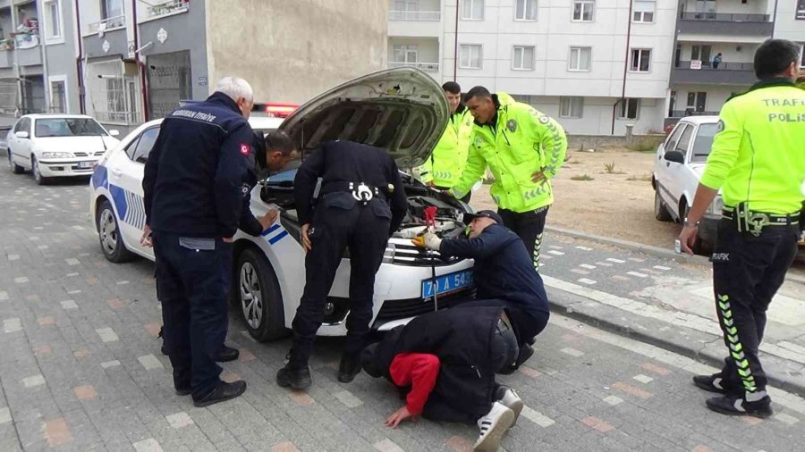 Otomobile Ve Polis Aracının Motoruna Giren Kediyi Çıkartmak İçin Seferber Oldular