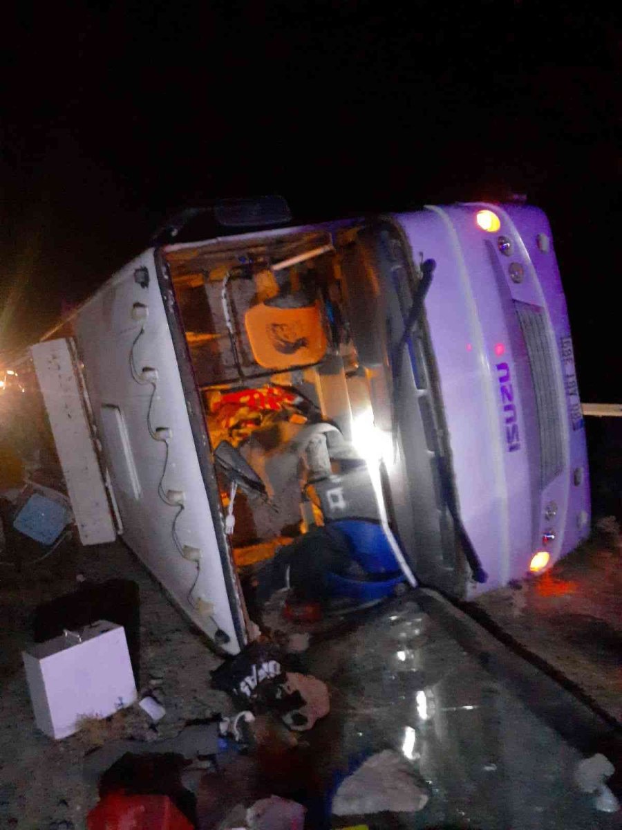 Tarım İşçilerini Taşıyan Minibüs Devrildi: 3 Yaralı