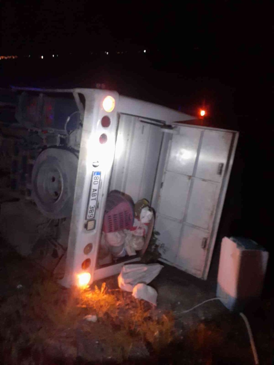 Tarım İşçilerini Taşıyan Minibüs Devrildi: 3 Yaralı