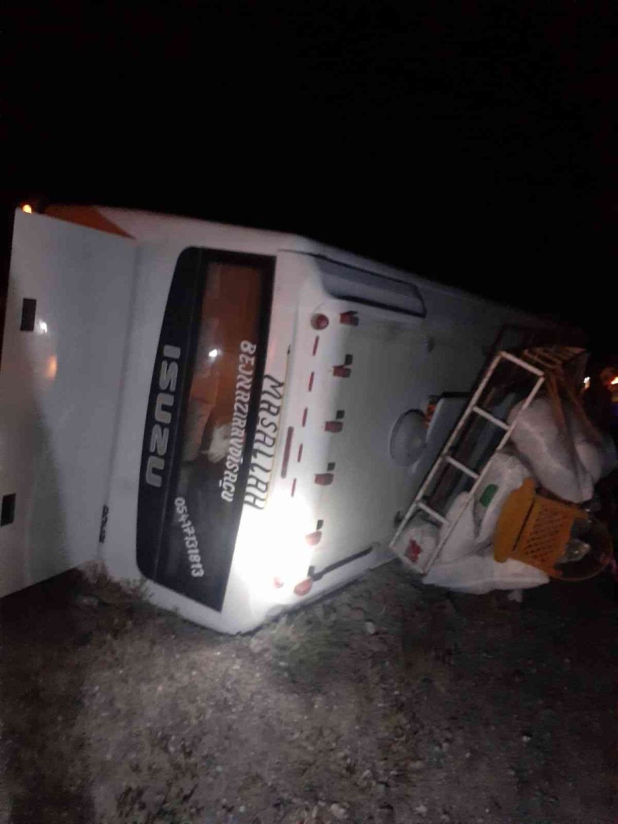 Tarım İşçilerini Taşıyan Minibüs Devrildi: 3 Yaralı