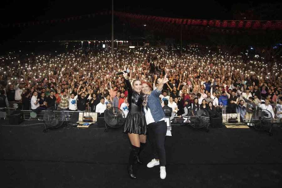 Gençlik Festivalinde İrem Derici Rüzgarı