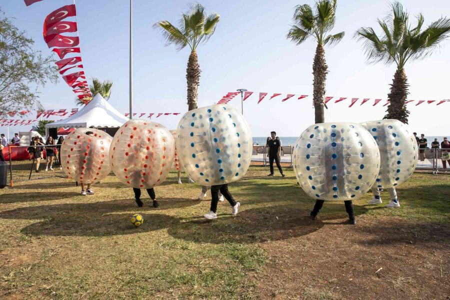 Mersin Gençlik Festivali Renkli Görüntülerle Başladı
