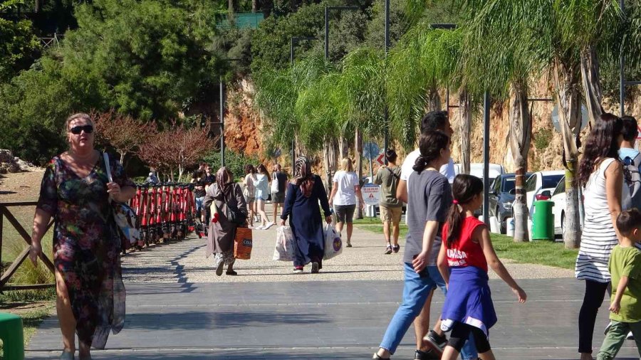 Antalya’da Ekim Ayı Sonunda Deniz Keyfi