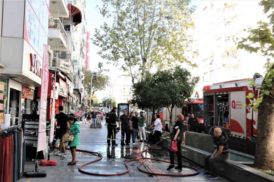 Antalya’da Avm’de Yangın Paniği