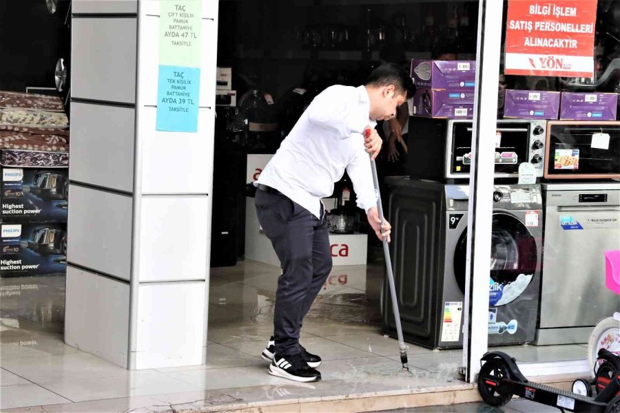 Antalya’da Avm’de Yangın Paniği