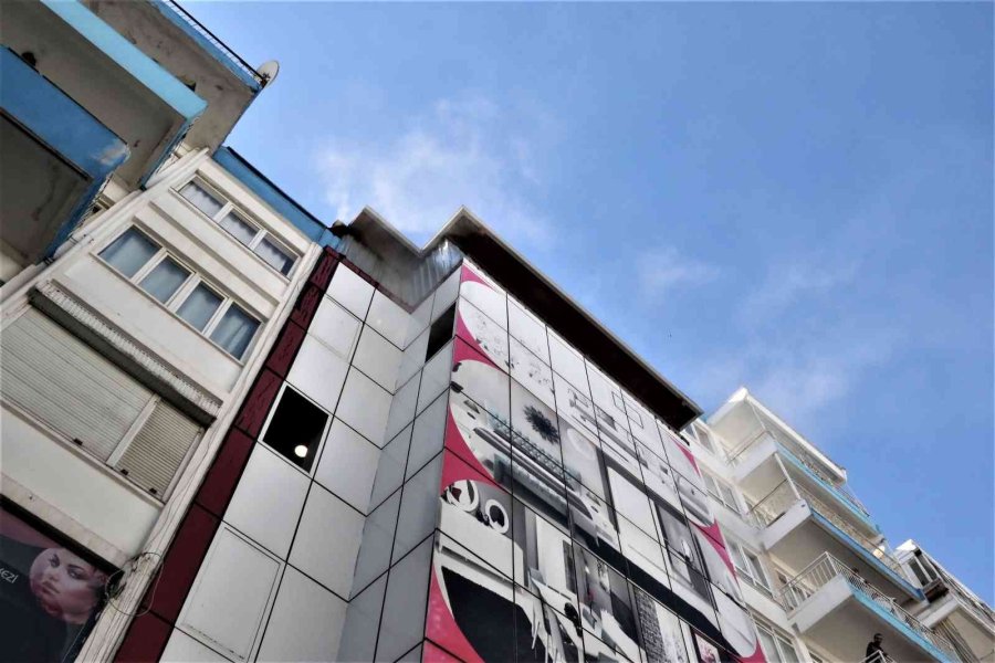 Antalya’da Avm’de Yangın Paniği