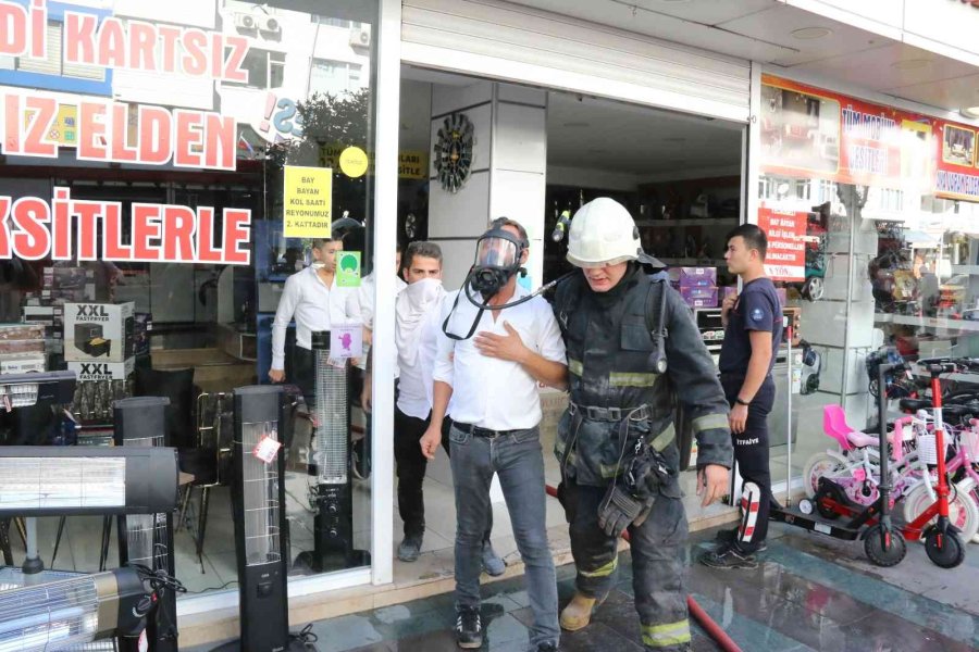 Antalya’da Avm’de Yangın Paniği