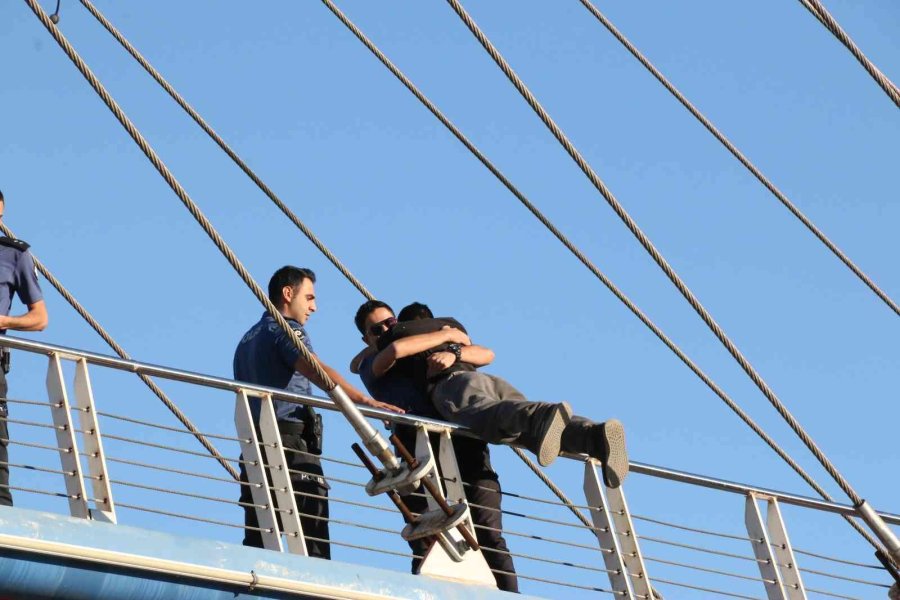 Üst Geçitte İntihar Teşebbüsü Polisin Kollarında Son Buldu