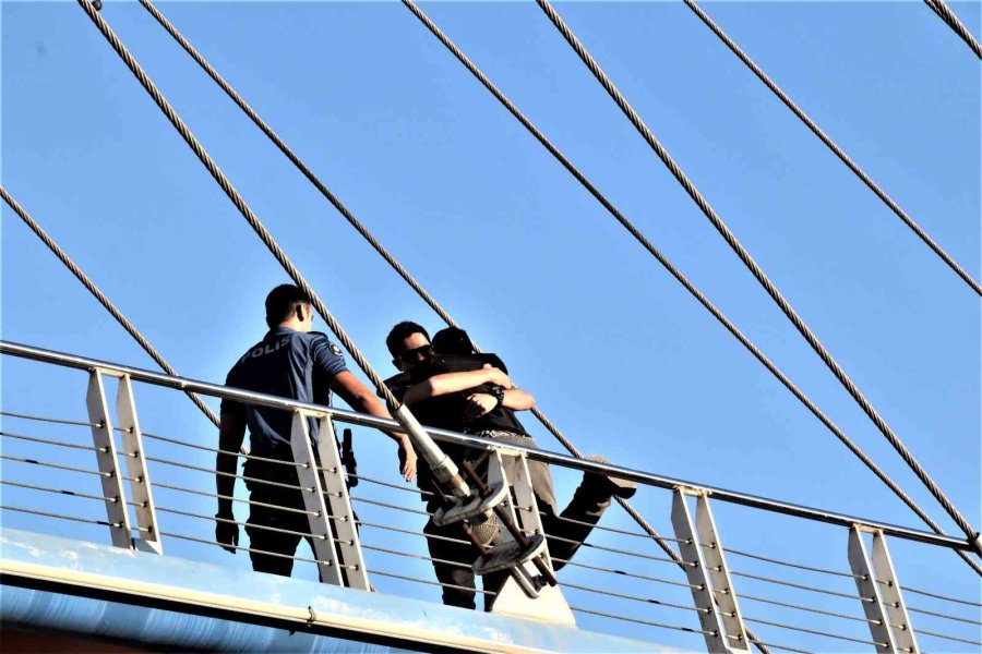 Üst Geçitte İntihar Teşebbüsü Polisin Kollarında Son Buldu