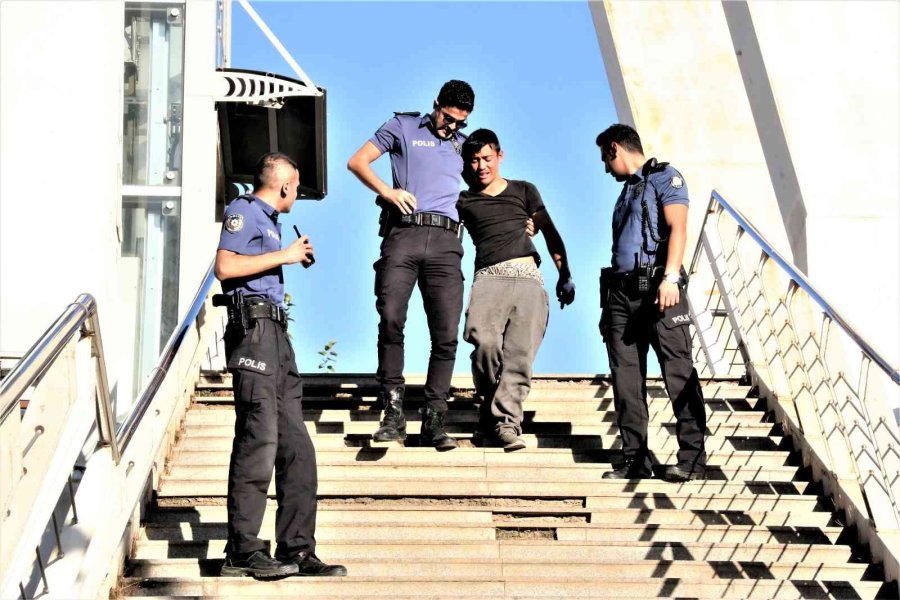 Üst Geçitte İntihar Teşebbüsü Polisin Kollarında Son Buldu