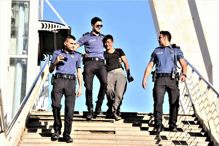 Üst Geçitte İntihar Teşebbüsü Polisin Kollarında Son Buldu