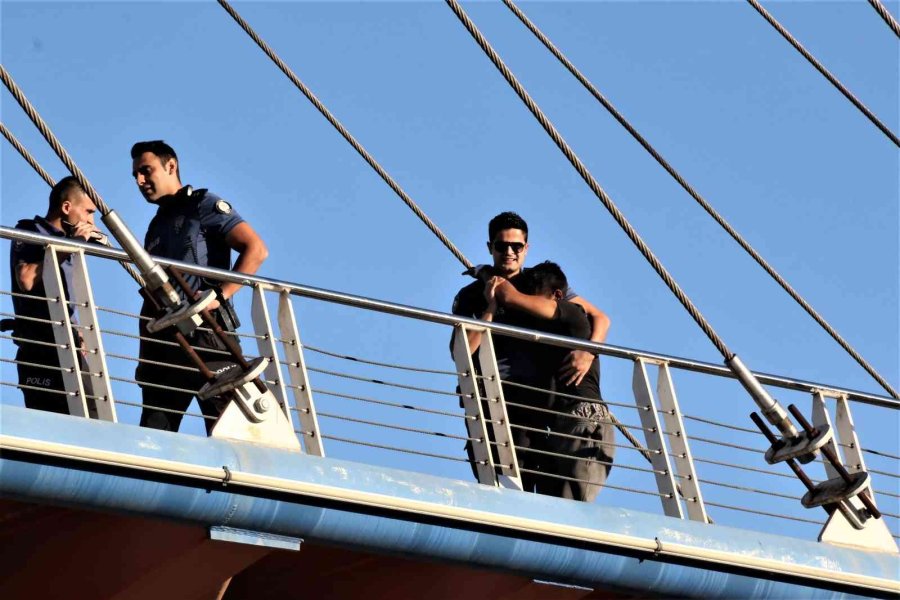 Üst Geçitte İntihar Teşebbüsü Polisin Kollarında Son Buldu