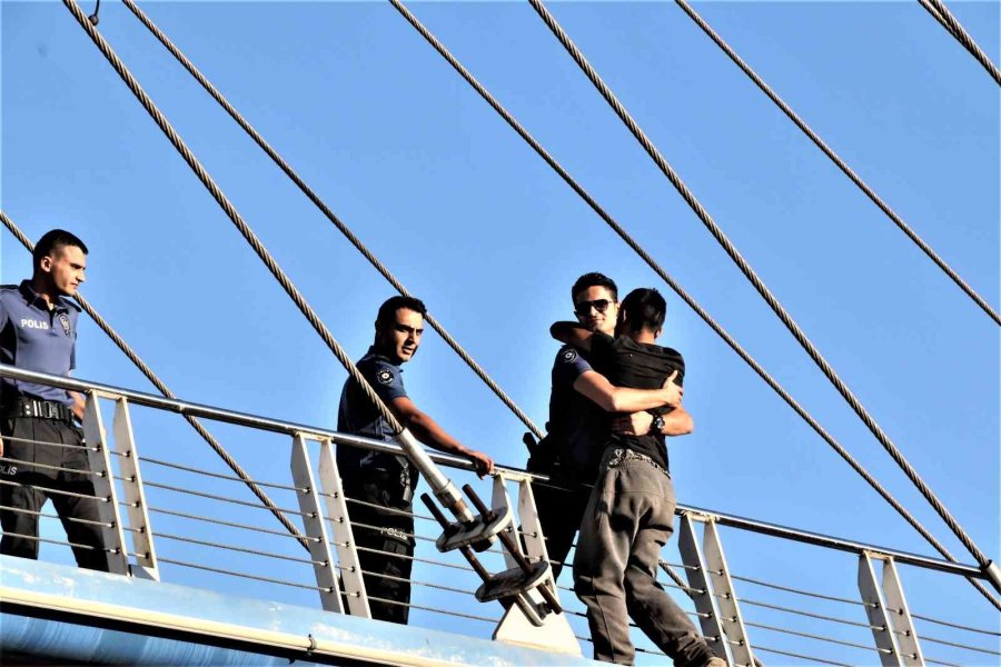 Üst Geçitte İntihar Teşebbüsü Polisin Kollarında Son Buldu