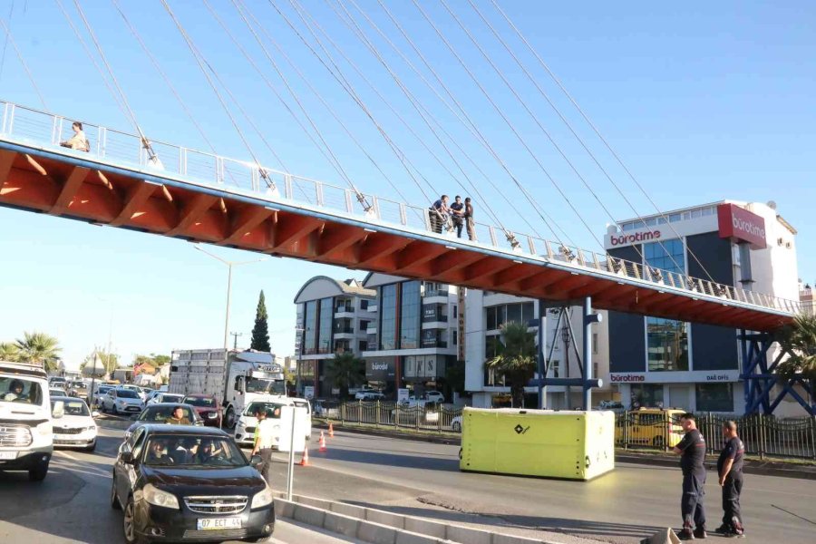 Üst Geçitte İntihar Teşebbüsü Polisin Kollarında Son Buldu