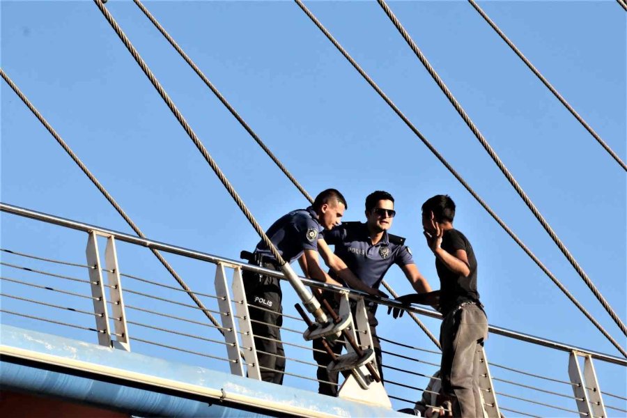 Üst Geçitte İntihar Teşebbüsü Polisin Kollarında Son Buldu