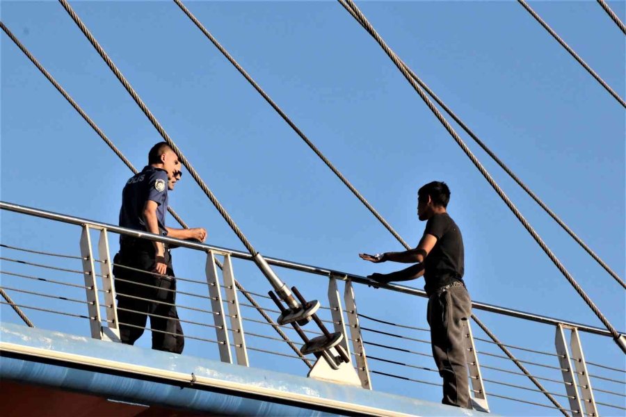 Üst Geçitte İntihar Teşebbüsü Polisin Kollarında Son Buldu