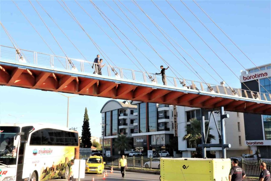 Üst Geçitte İntihar Teşebbüsü Polisin Kollarında Son Buldu