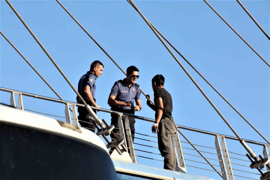 Üst Geçitte İntihar Teşebbüsü Polisin Kollarında Son Buldu