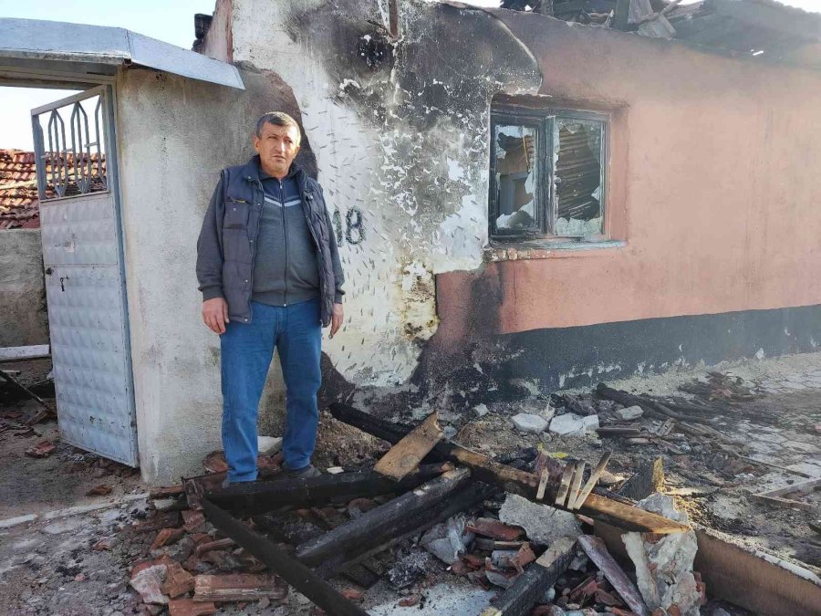 Alacak Verecek Meselesi Nedeniyle 2 Akrabasının Evlerini Ateşe Verdi