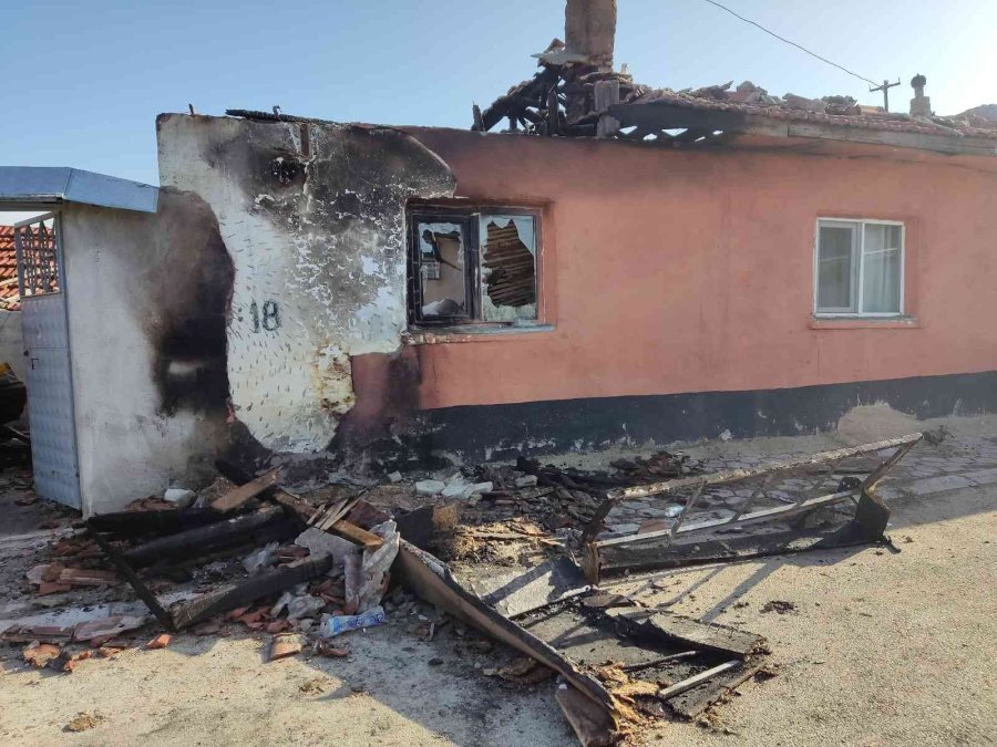Alacak Verecek Meselesi Nedeniyle 2 Akrabasının Evlerini Ateşe Verdi