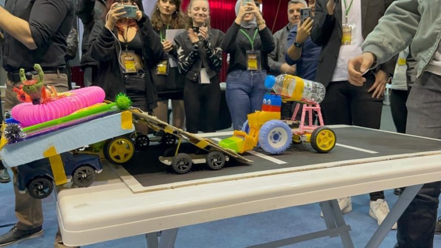 En “kötü” Olmak İçin Tasarlanan Robotlar Birincilik İçin Savaştı