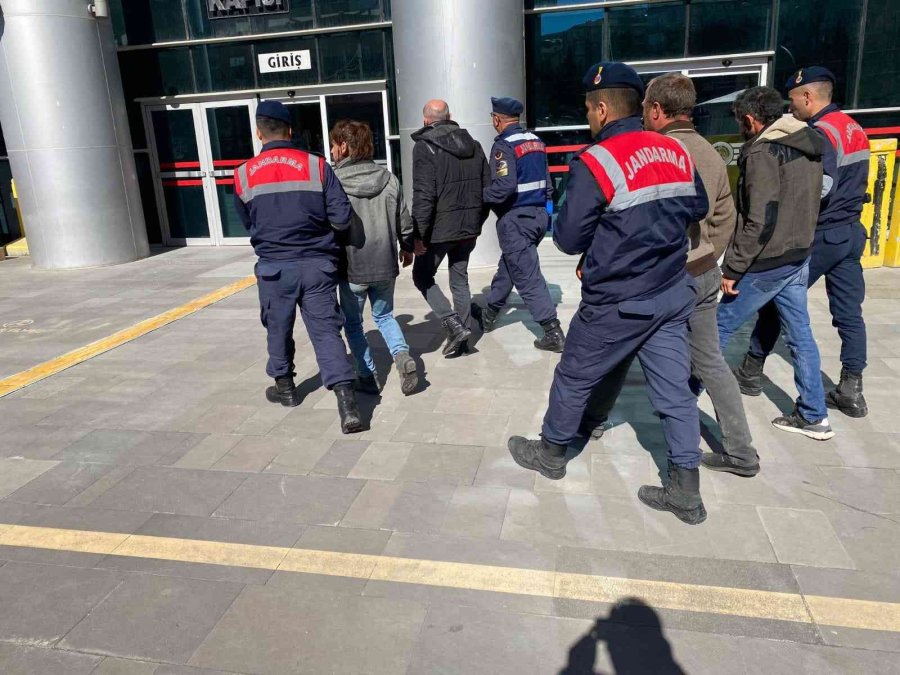 Çalıntı Traktör İle Yakalanan 4 Şüpheliden 1’i Tutuklandı