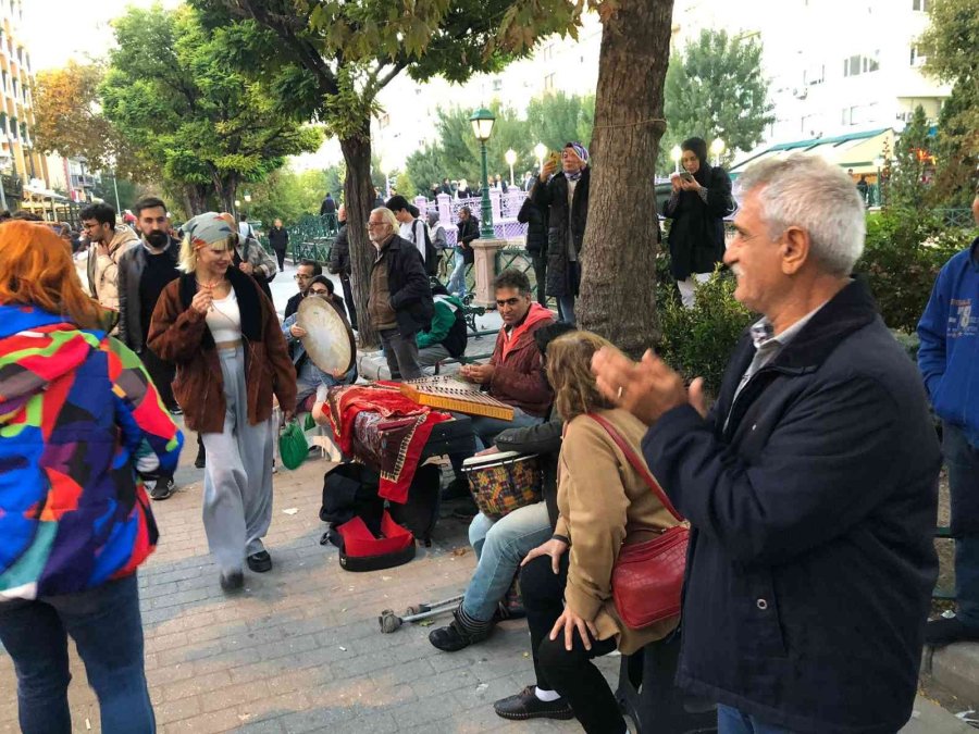Sokak Müzisyenleri Çaldı, Vatandaşlar Oynadı