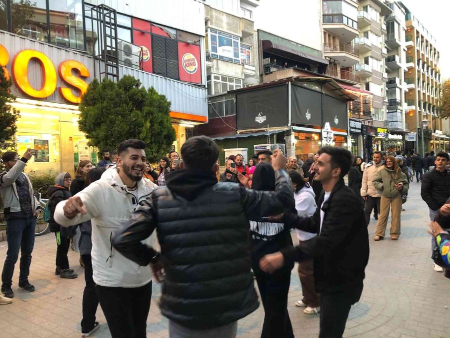 Sokak Müzisyenleri Çaldı, Vatandaşlar Oynadı