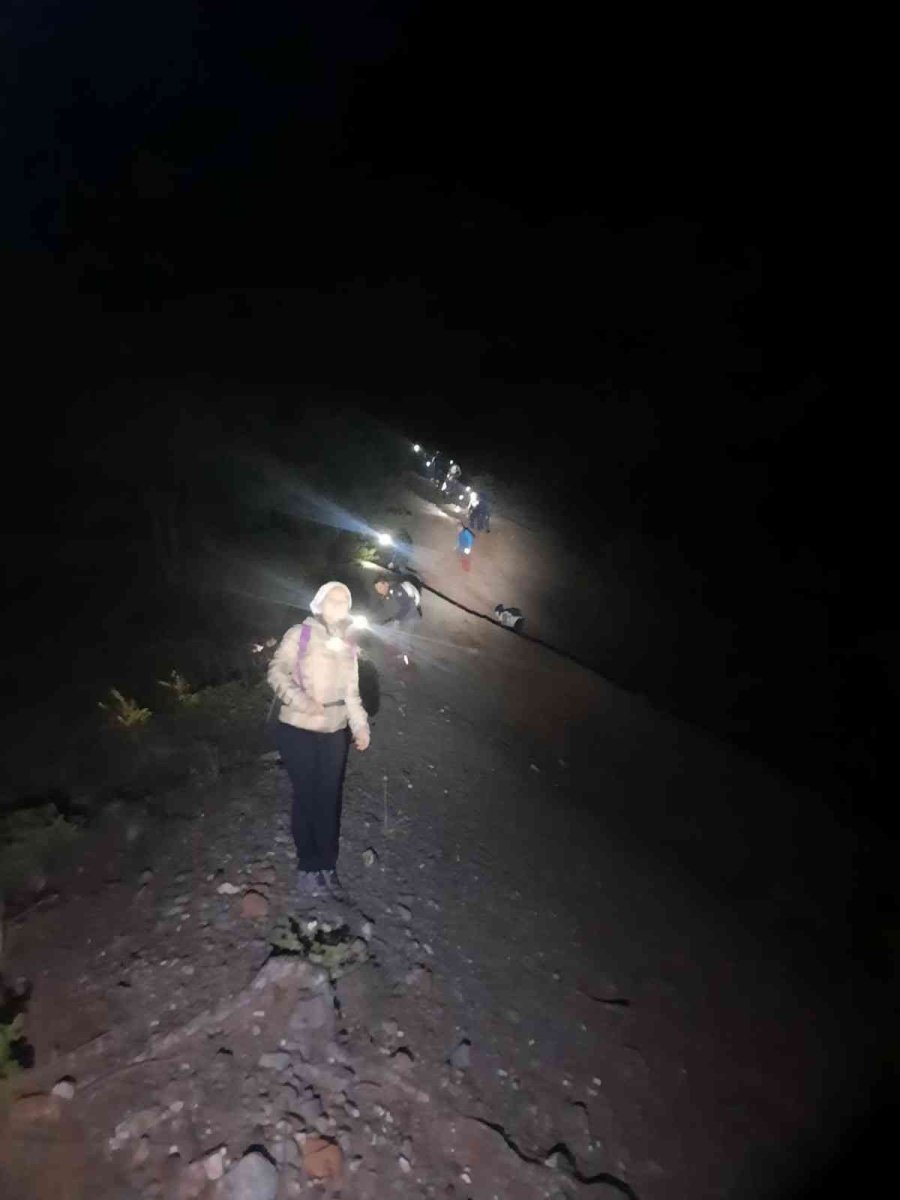 Doğa Tutkunları Gece Yürüyüşünde 10 Kilometreyi Devirdi