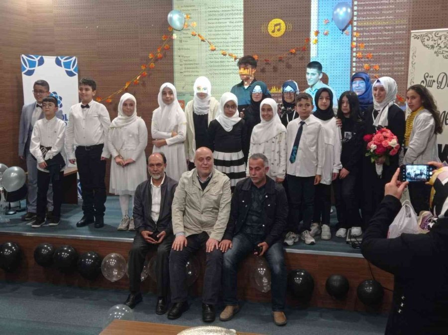 İlim Hikmet Vakfı Öğrencilerinden Duygulu Şiir Dinletisi