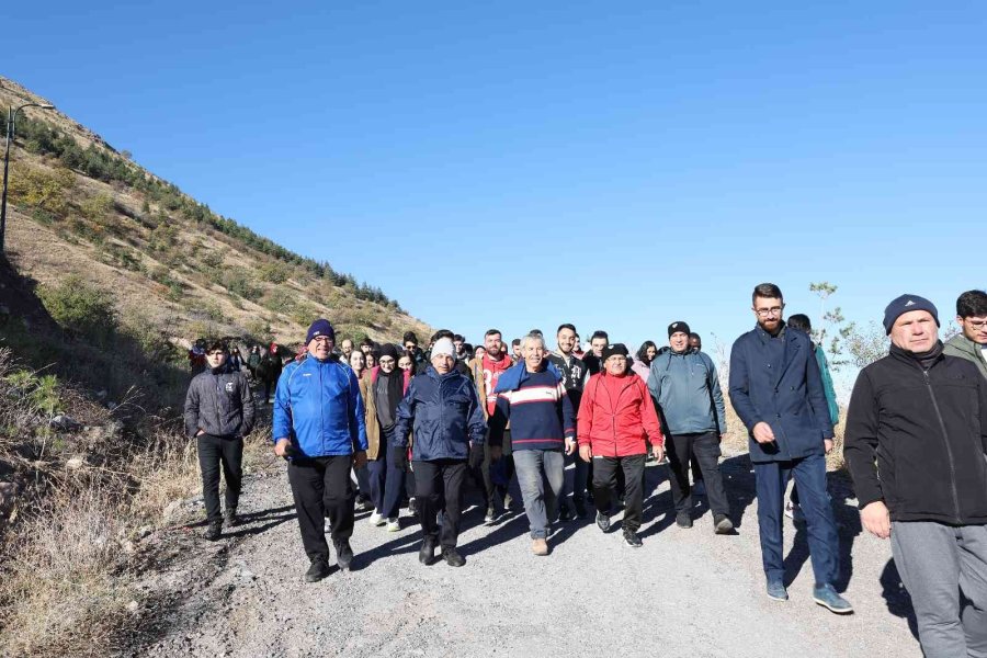 Başkan Büyükkılıç, Gençlik Meclisi Üyeleriyle Sabah Yürüyüşü Yaptı