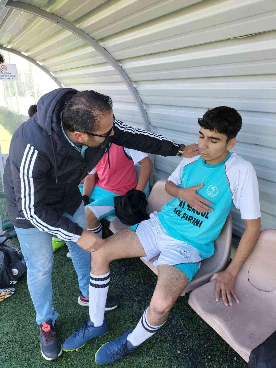 Sahada Rahatsızlanan Futbolcu Ölümden Döndü