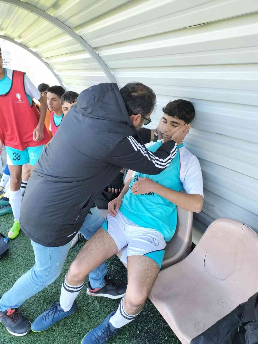 Sahada Rahatsızlanan Futbolcu Ölümden Döndü