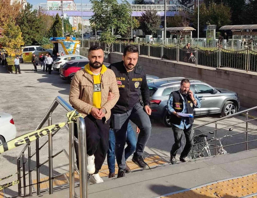 Alacak Verecek Meselesi Nedeniyle 2 Akrabasının Evlerini Ateşe Verdi