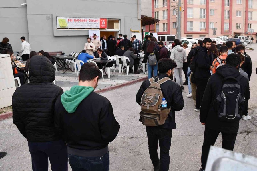 Öğrenciler Yemek Desteğinden Memnun