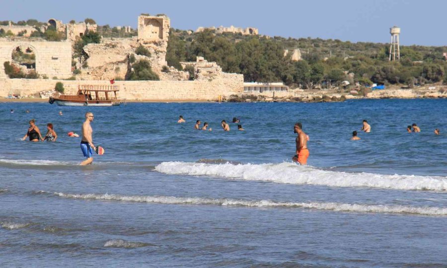 Kızkalesi’nde Sonbaharda Da Deniz Keyfi Sürüyor