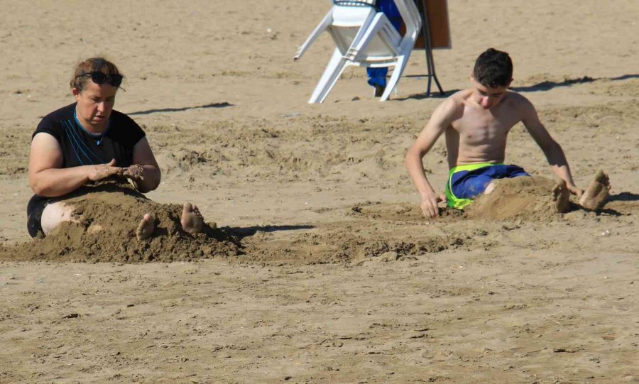 Kızkalesi’nde Sonbaharda Da Deniz Keyfi Sürüyor