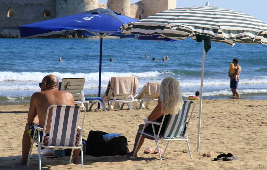 Kızkalesi’nde Sonbaharda Da Deniz Keyfi Sürüyor