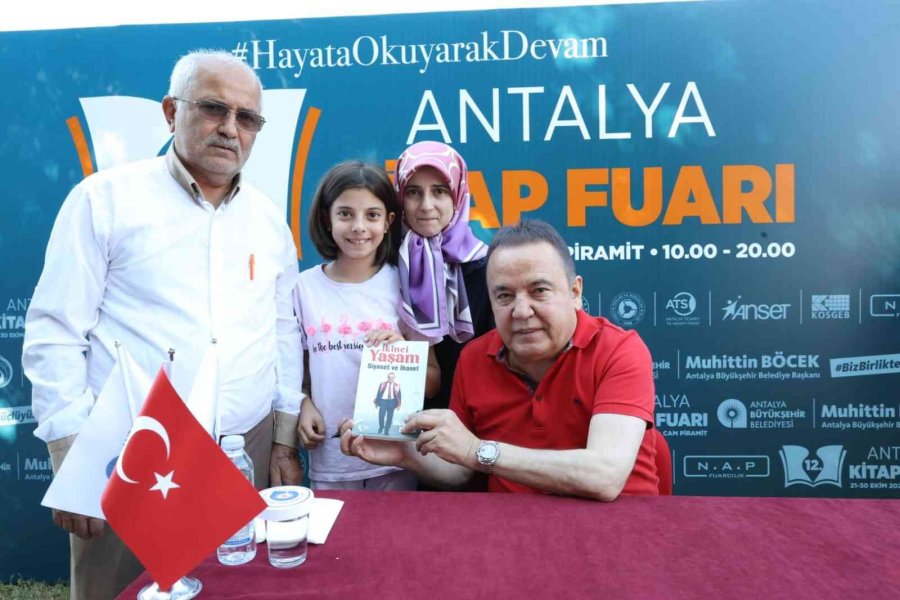 12. Antalya Kitap Fuarı Üç Günde Binlerce Ziyaretçi Ağırladı