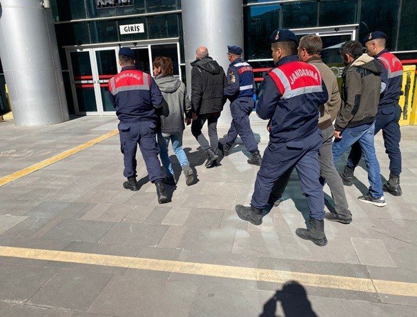 Çalıntı Traktörün Yanında Aparat Çalarken Suçüstü Yakalandılar