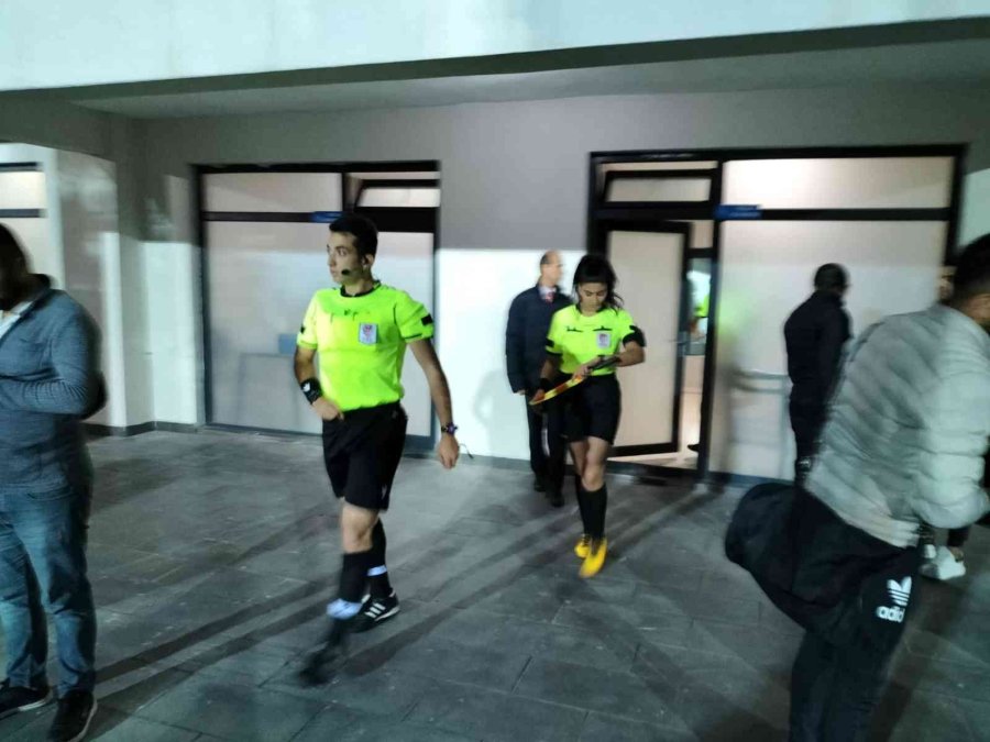 Sahada Elektrikler Gitti, Gece Maçları 15 Dakika Durdu