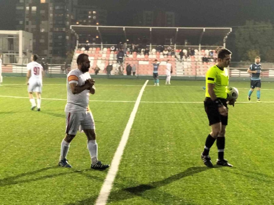 Sahada Elektrikler Gitti, Gece Maçları 15 Dakika Durdu