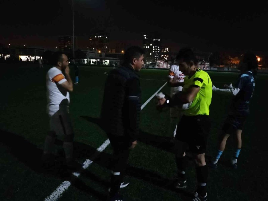 Sahada Elektrikler Gitti, Gece Maçları 15 Dakika Durdu