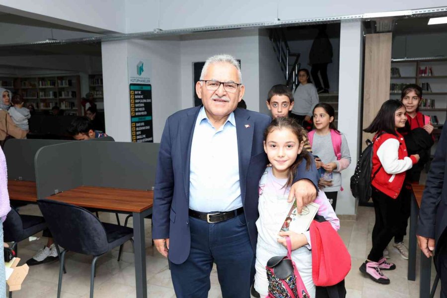 Başkan Büyükkılıç, Erkilet Kütüphanesi’nde Gençlerle Buluştu
