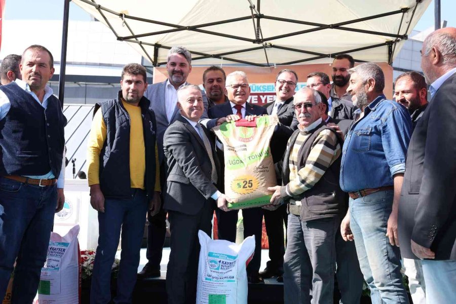 Başkan Büyükkılıç, Çiftçiye Bin 500 Ton Daha Tohum Dağıttı